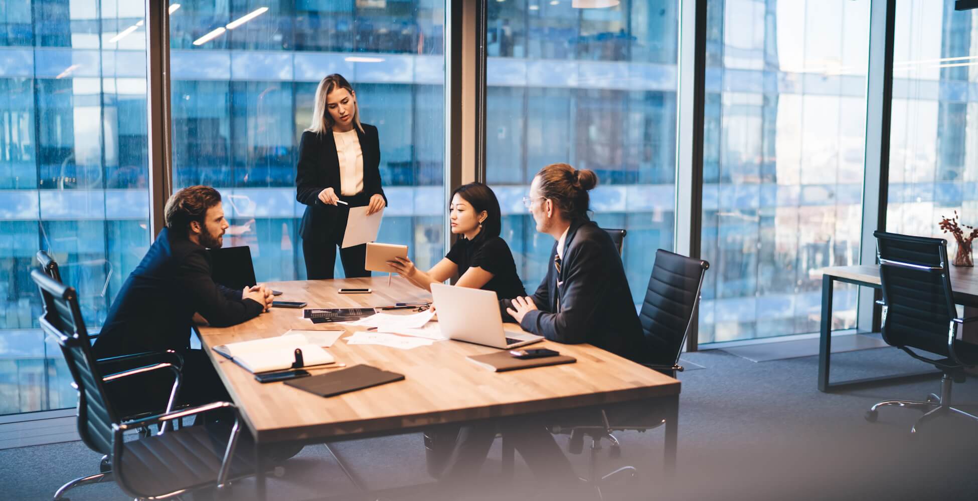 Führungsteam an einem Meetingtisch