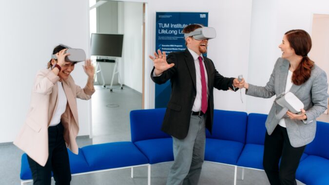 Personengruppe probiert Virtual Reality Brillen an